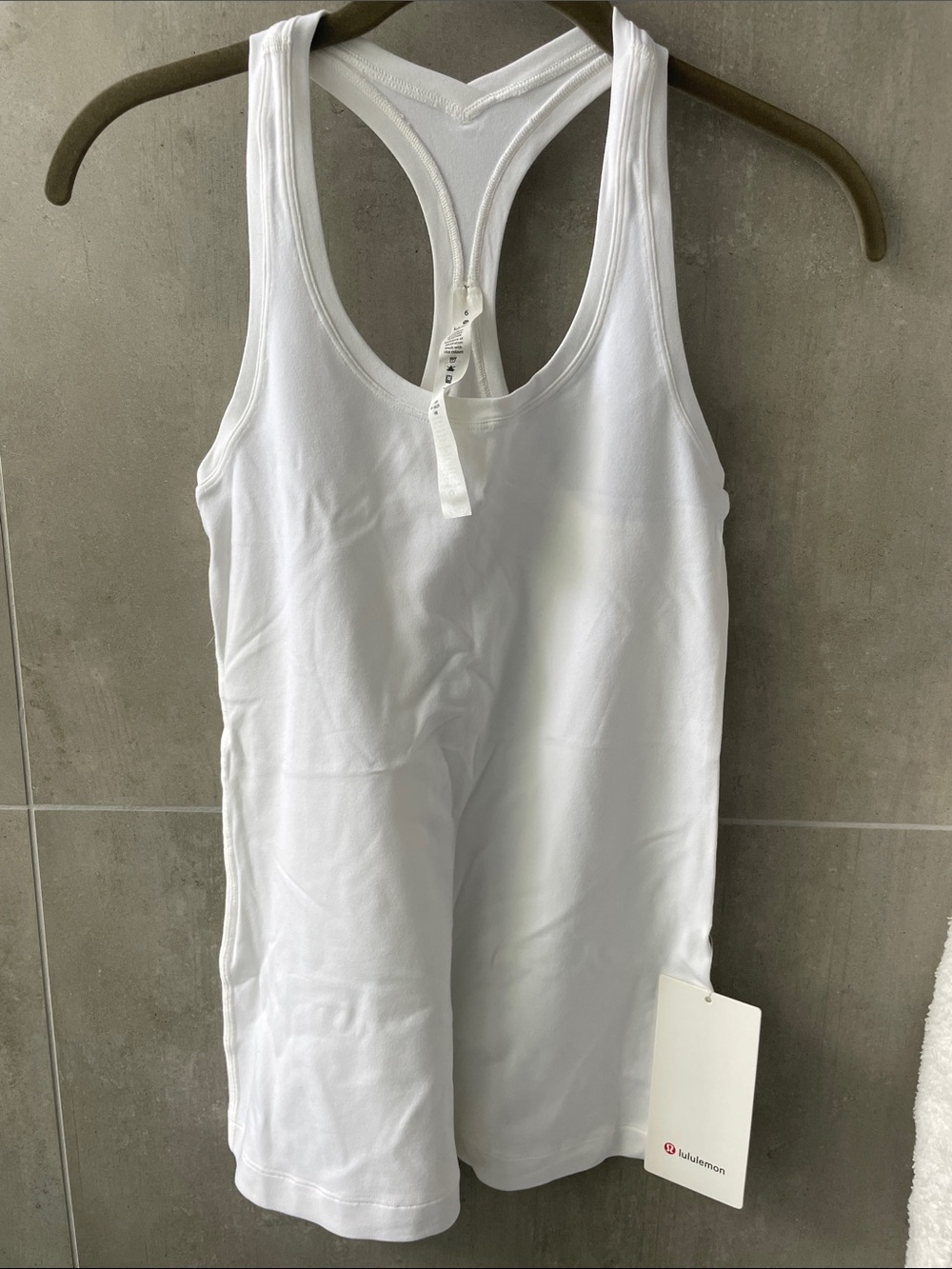 BRAND NEW LULULEMON w WHITE RACERBACK TANK! Size: 6! W/ tags!